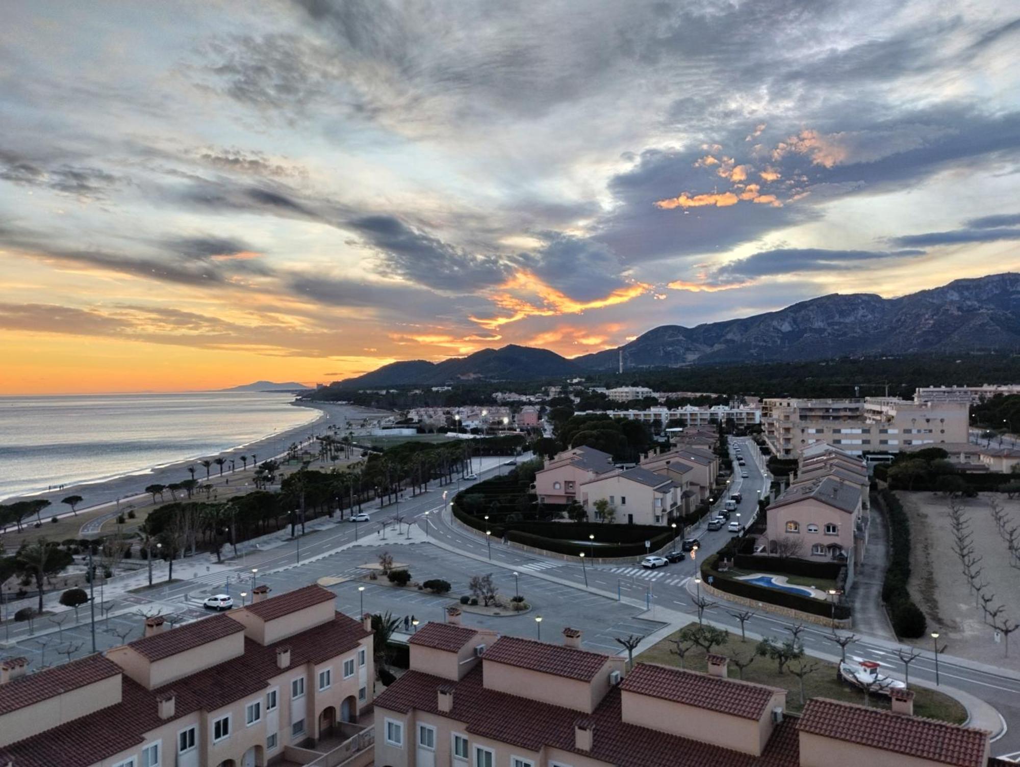 Apartamento Con Terraza, Vistas Playa Y Montana Hospitalet De L'Infant Exterior photo